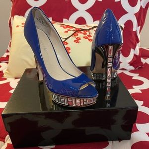 🔥Stunning Boutique 9 Blue stilettos, US Size 7.5.